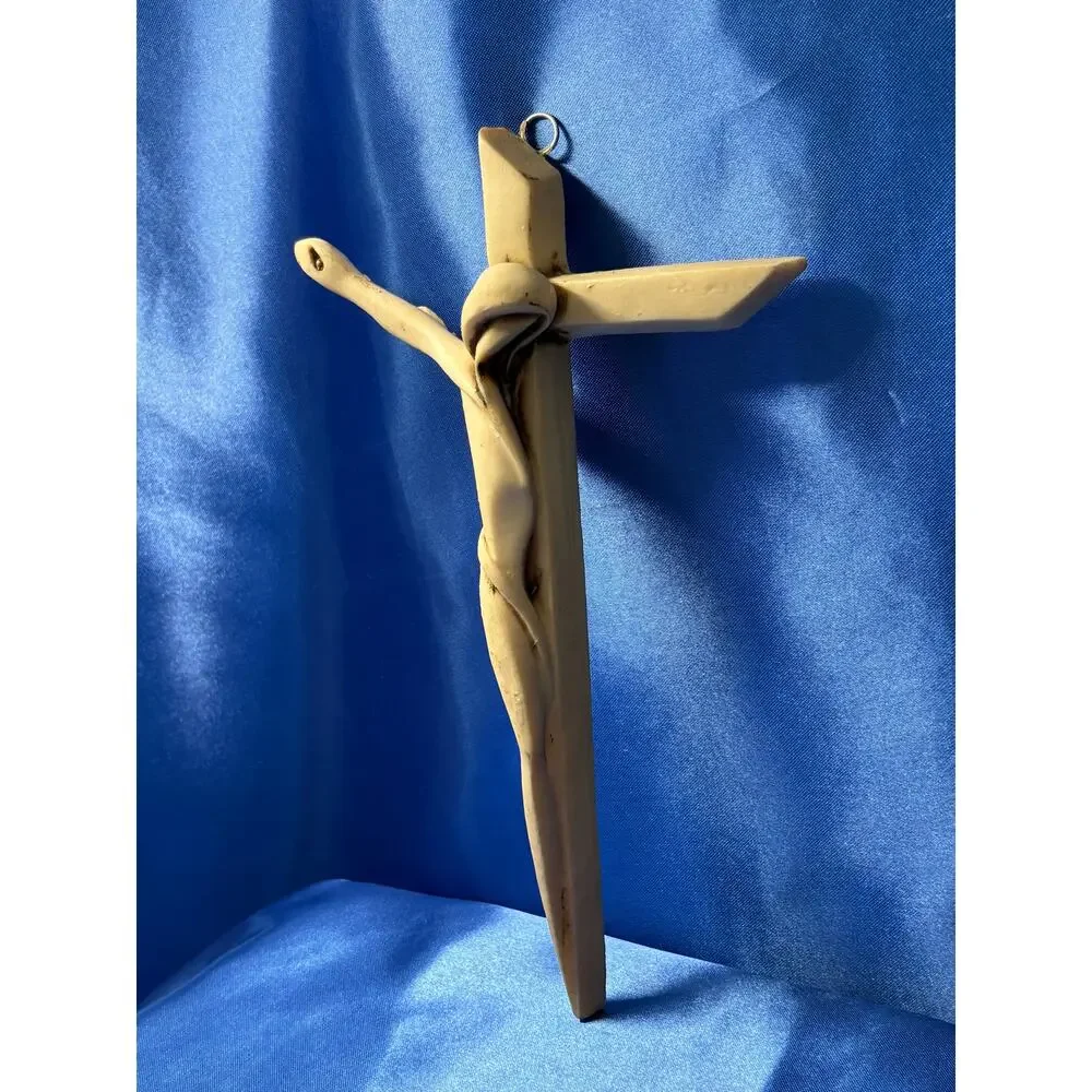 Unique Ivory Color Resin Modern Design Wall Hanging Crucifix